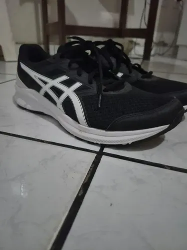 Tênis asics.