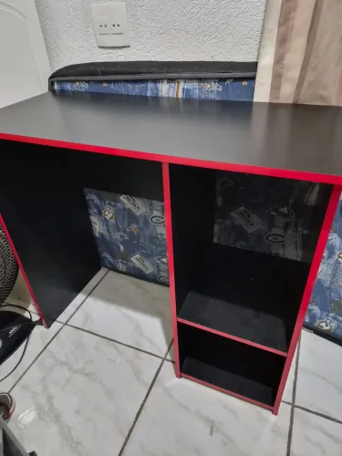 Vendo Mesa Gamer preta com vermelho!!!