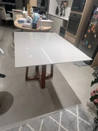 Mesa de madeira com tampo de vidro