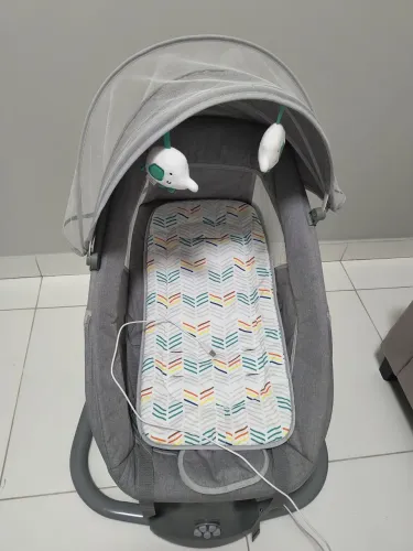 Vendo cadeirinha de balanço automático. Toca músicas ao balançar e vem com mosqueiro.
