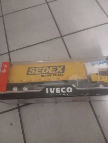 Caminhão dos correios. Na caixa