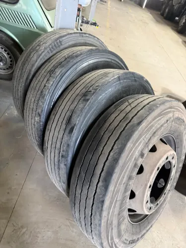 Pneu e roda 275 novos 80 R 22.5