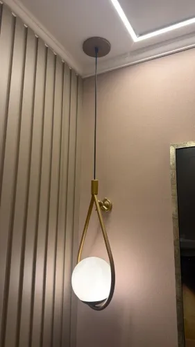 Pendente dourado uma bola dourado com altura regulável