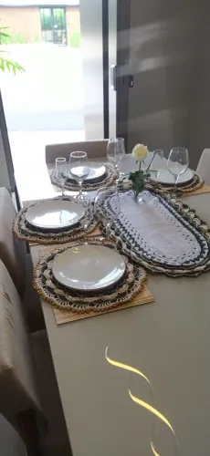 Kit 4 Sousplat de Crochê + Caminho de Mesa | Verde Dourado e Branco