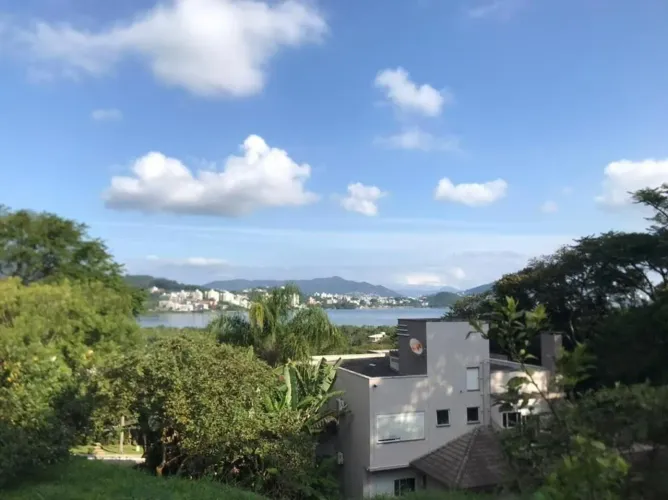 Excelente lote com 700m2, localizado em um dos condomínios mais exclusivos do Cacupé, com
