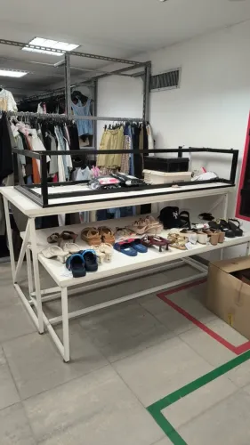 Balcão expositor de roupas