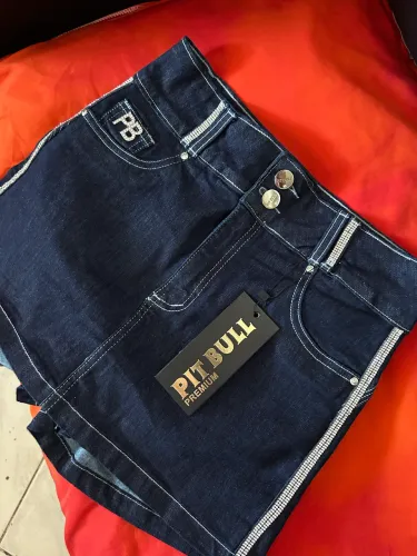 Vendo short da pitbull novo na etiqueta nunca usado numeração 42