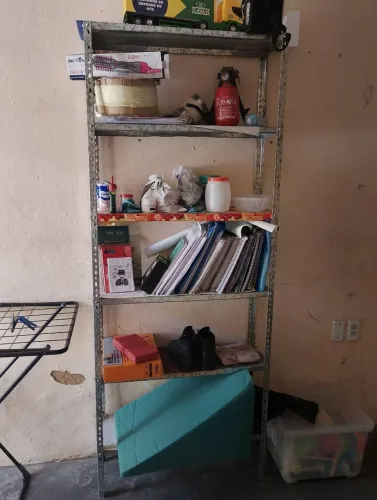 Vende-se Estante de ferro usada, em excelente condições. R$ 150,00. Whatsapp *