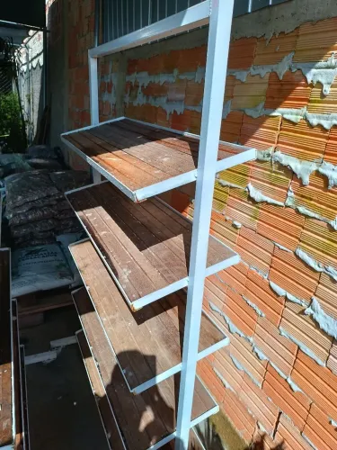 Prateleira de ferro com rodinha