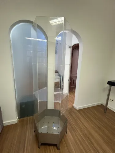 Vitrine expositora acrílico e aço escovado 