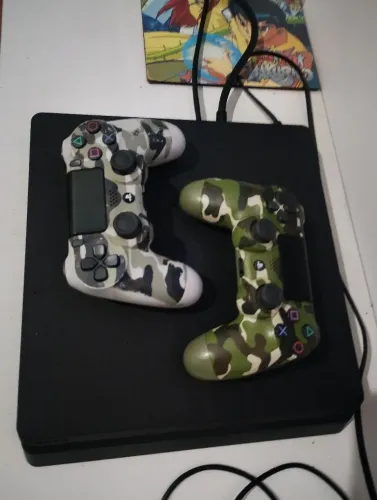 Playstation 4 slim em excelente estado com 2 controles originais