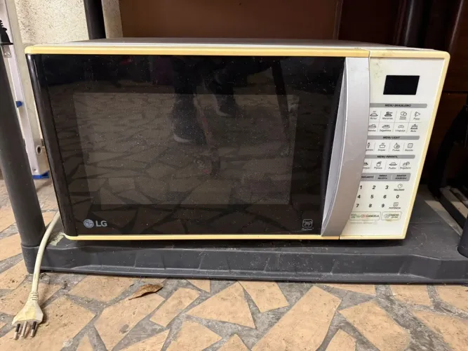 MICROONDAS LG EASY CLEAN 220V (USADO)