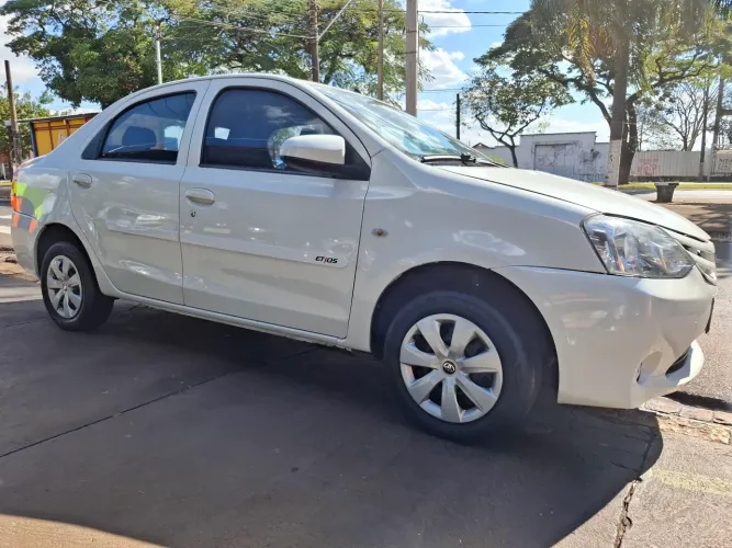 Toyota Etios X Sedan 1.5 Flex 16V 4P Mec. 2015