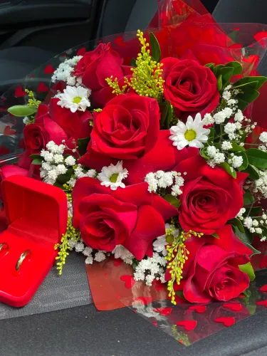 Buquê pedido de namoro cm alianças , buquê namoro , presente de namoro , rosas vermelhas