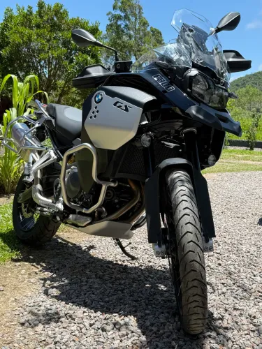 Gs 900 adv 2026 com 2000 km completa em tudo 