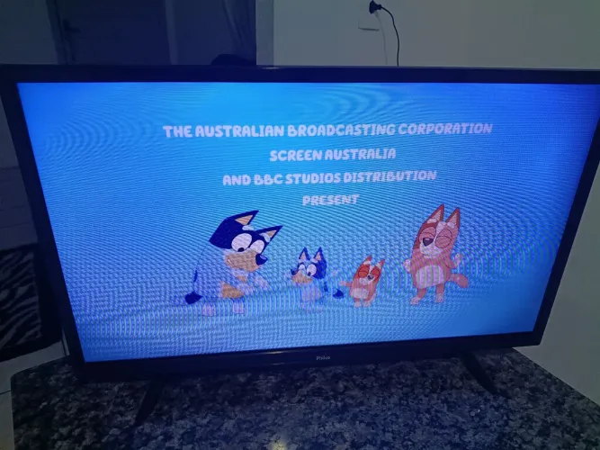 Vendo uma TV esmart 32 polegadas da Philco Seme nova bem conservada tem pezinho e