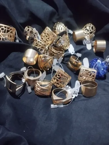 Lote de anéis banhado a ouro + de 40 unidades c maleta porta jóia 