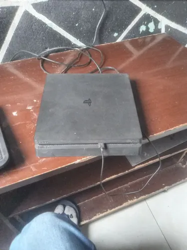 Ps4 com ventoinha e um controle