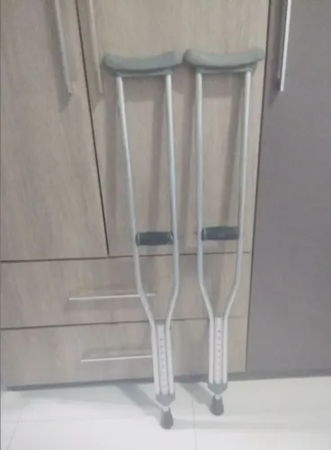 Alugo muletas axilar 