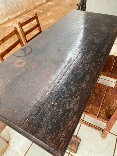MESA DE MADEIRA COM 4 CADEIRAS
