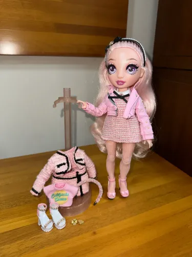 Boneca Rainbow High Bella Parker - Pink Fashion Doll with 2
