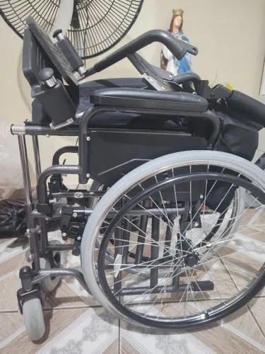 Cadeira de rodas desmontável em aço