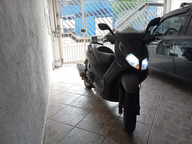 City com 300 com pneu traseiro NOVO