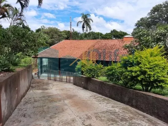 Linda chácara á venda na cidade de Louveira, sendo três dormitórios, sendo 1 suíte, 1 banh