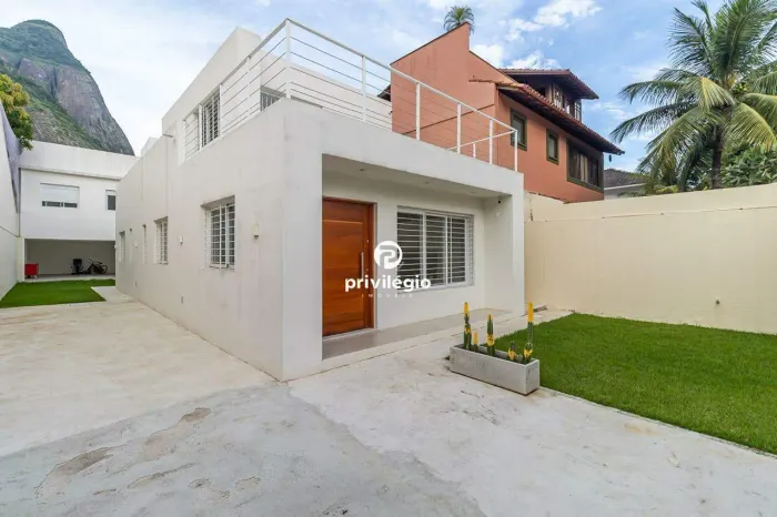 Casa em condomínio à venda na Barra da Tijuca/Barrinha com 3 suítes.