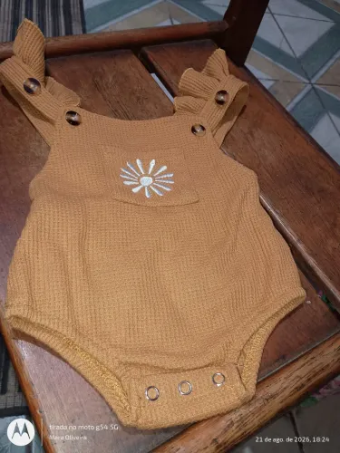 Body dente de leão,em veludo cotelê mostarda ,3 meses