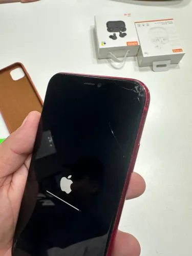 iPhone 11 64 gb ( tela e traseira trincada porém funciona tudo normalmente )