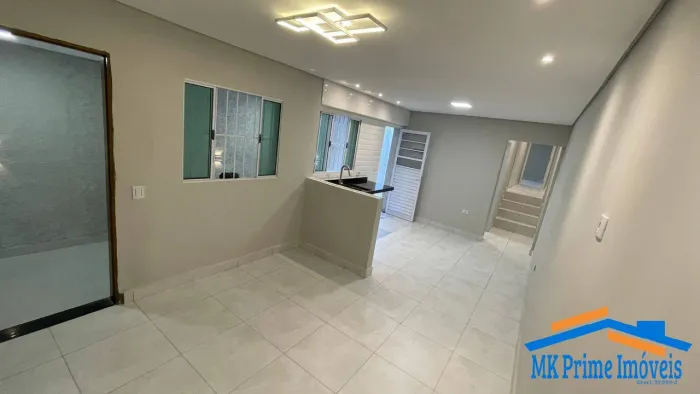 Casa com 2 quartos e 2 vagas de garagem.