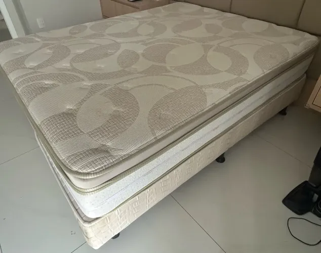 Cama e box queen usado