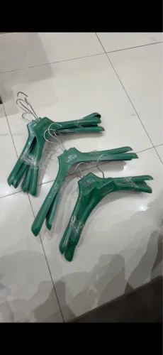 Vende - se cabides em ótimo estado .