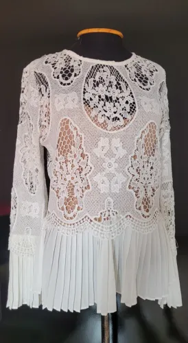 Blusa Feminina Romântica com Plissados Cor Branca, Veste 36, Seminova