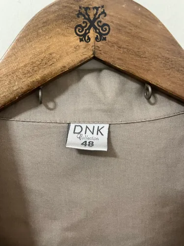 Camisa alfaitado Femenina marca DNK tamanho 48