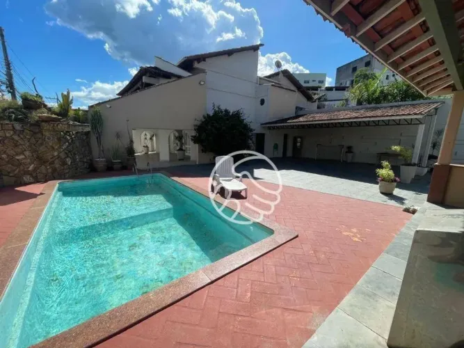 Casa com 5 quartos sendo 4 suites, piscina, sauna e campinho à venda, 540 m² por R$ 2.400.