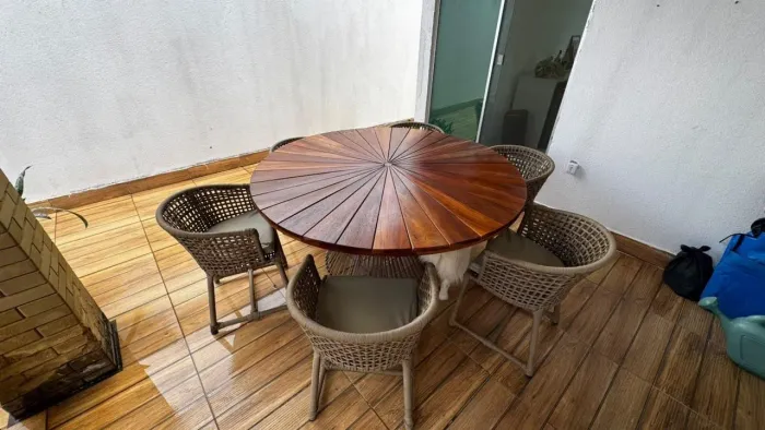 Mesa de madeira com 6 cadeiras em corda náutica 