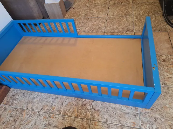 Vendo cama de solteiro, azul, baixa e em excelente estado