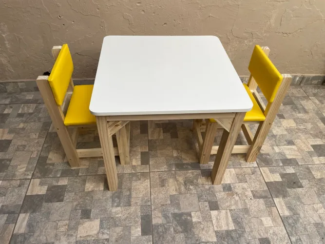 Mesa infantil mdf, com cadeiras estofadas amarelas 