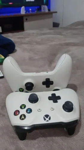 2 controles Xbox não tão ligando 