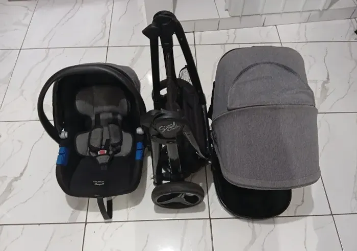 Carrinho Burigotto com bebê conforto .Brinde almofada de amamentação.