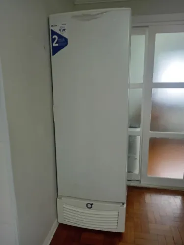 Frizzer vertical com três funções Frizzer, gelo e geladeira. 