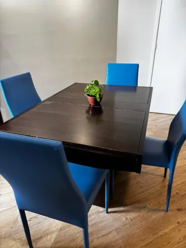 Mesa de madeira maciça com 4 cadeiras