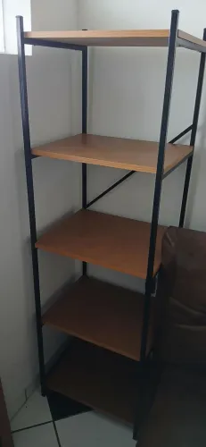 Escrivaninha com estante