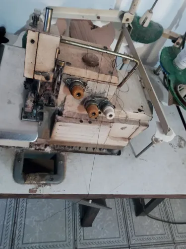 Maquina de costura overlock