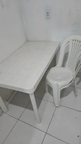 Tol verdendo uma mesa com duas cadeira e um banco