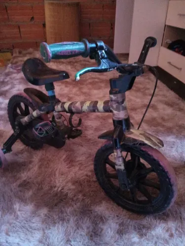 Vendo ou troco bicicleta infantil e um triciclo infantil menino.