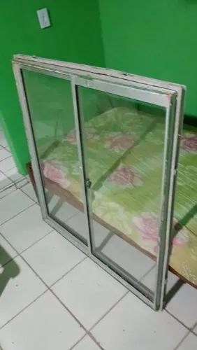 Vende-se essa janela já vai com pega ladrão 