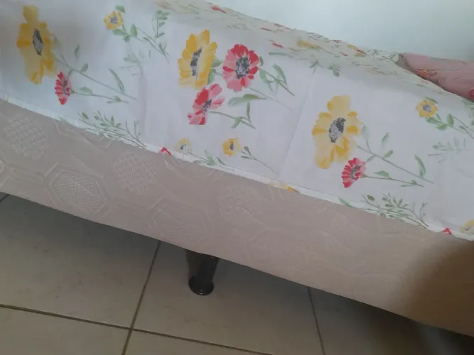 Cama de solteiro Box colchão separado semi novo em Bom estado motivo de viagem !